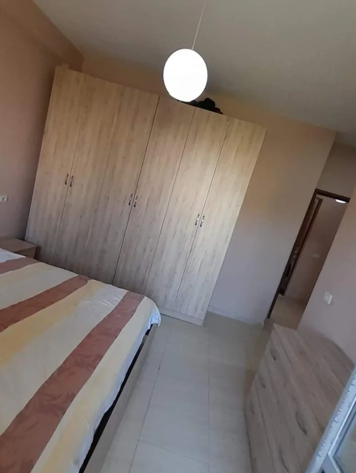 Tirane, jepet me qera apartament 3+1+Ballkon Kati 2, 120 m² 420 € (Kopshti botanik)