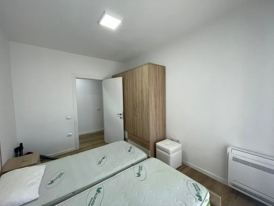 Tirane, jepet me qera apartament 2+1+Ballkon Kati 4, 119 m² 700 € (Jordan Misja)