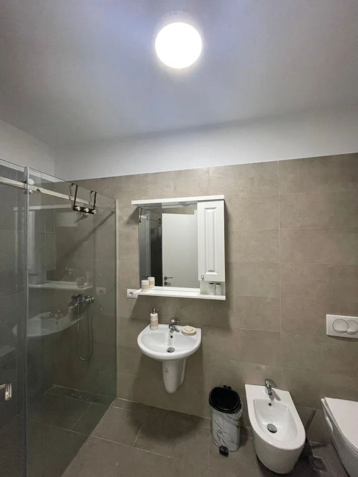 Tirane, jepet me qera apartament 2+1+Ballkon Kati 4, 119 m² 700 € (Jordan Misja)