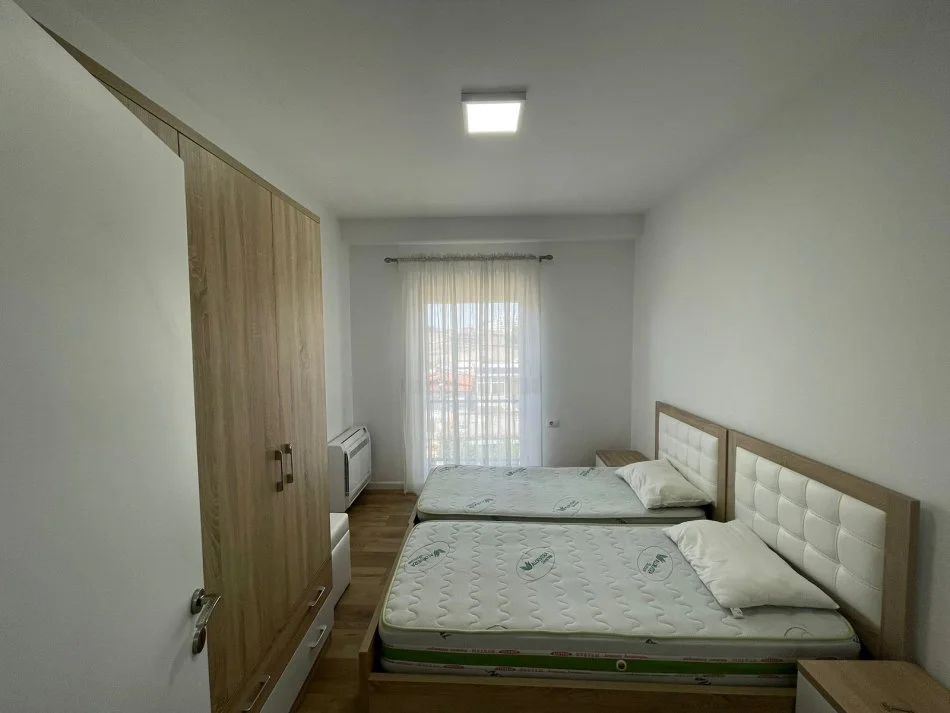 Tirane, jepet me qera apartament 2+1+Ballkon Kati 4, 119 m² 700 € (Jordan Misja)