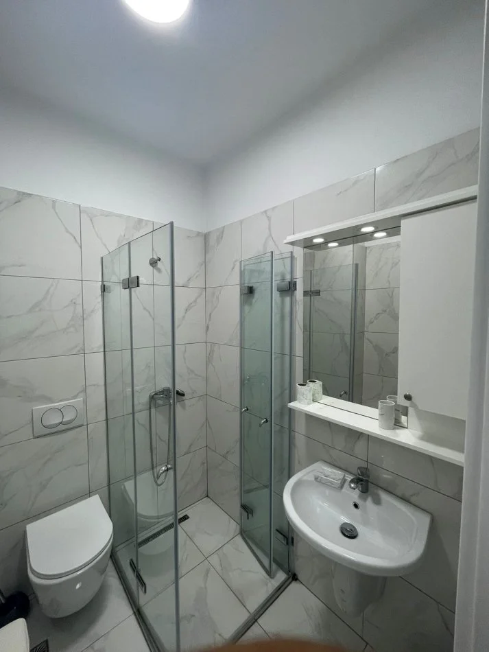 Tirane, jepet me qera apartament 2+1+Ballkon Kati 4, 119 m² 700 € (Jordan Misja)