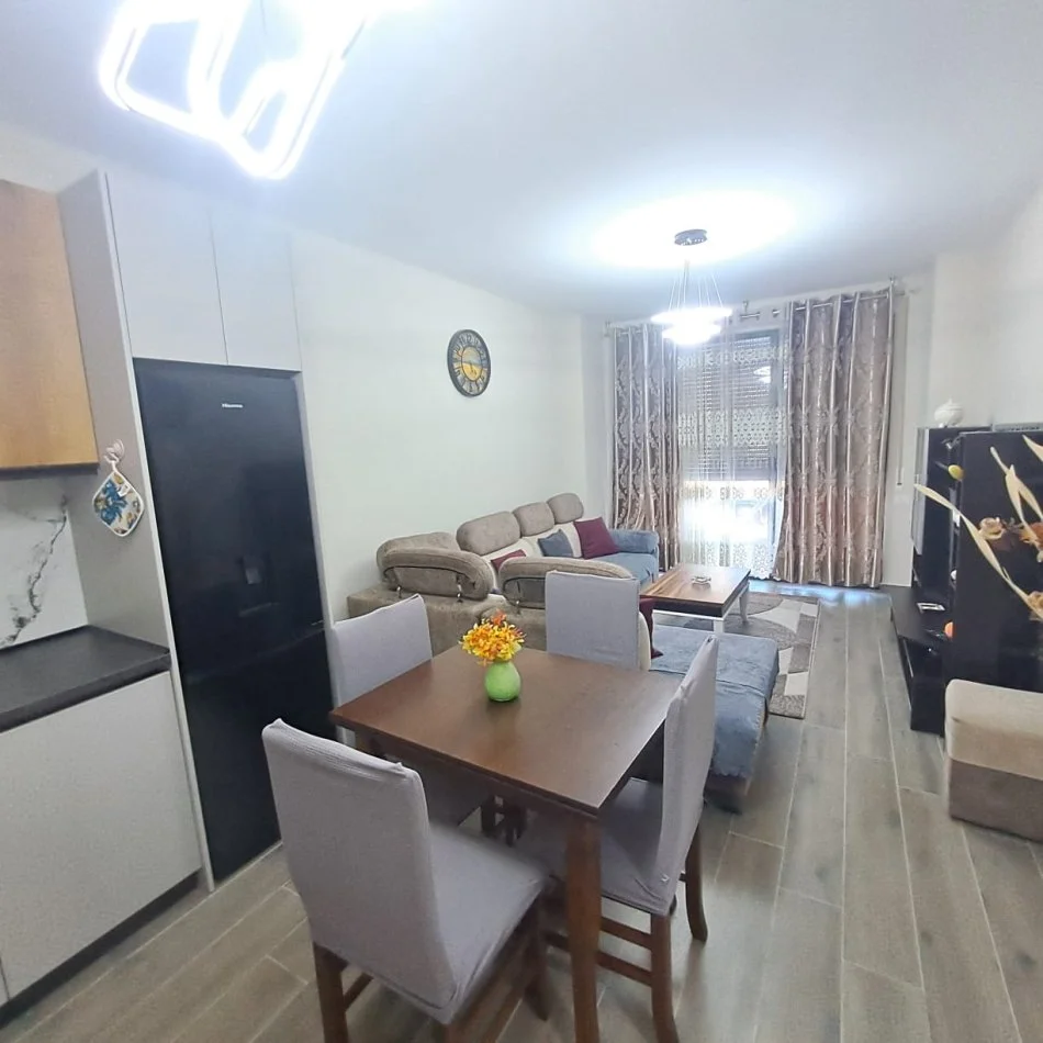 Tirane, jepet me qera apartament 1+1+Ballkon Kati 3, 66 m² 450 € (Ish Profarma)