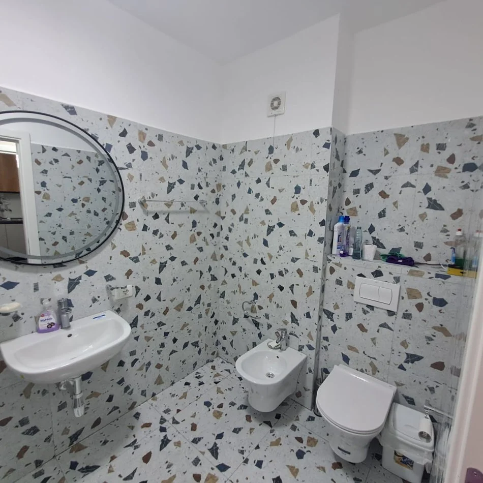 Tirane, jepet me qera apartament 1+1+Ballkon Kati 3, 66 m² 450 € (Ish Profarma)