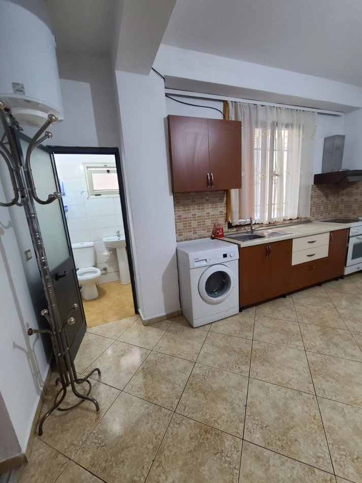Tirane, jepet me qera garsonier 1 Katshe Kati 1, 39 m² 200 € (Rruga:Jordan Misja)