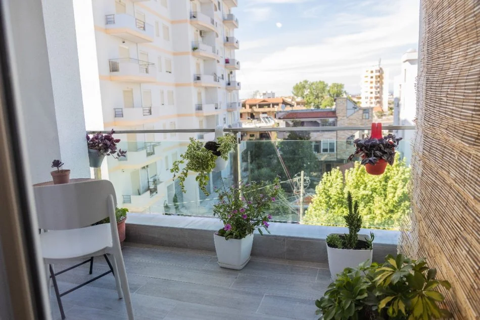 Durres Plazh, jepet me qera apartament 2+1+Ballkon Kati 3, 95 m² 700 € (Rruga Andon Boshnjaku)