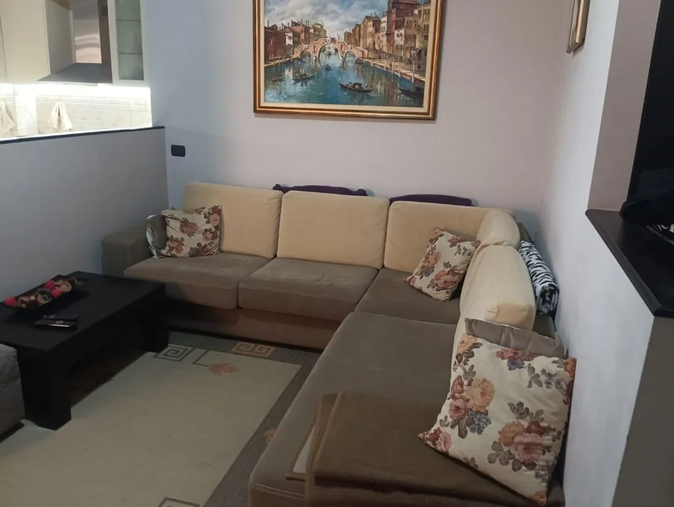 Tirane, shes Kend _kolltuke ambient ndenjjeje 250 €