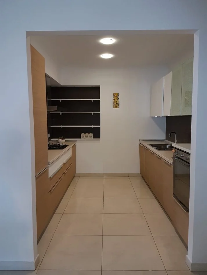 Tirane, jepet me qera apartament 2+1+Aneks+Ballkon Kati 4, 121 m² 850 € (Rruga e Bogdanve)