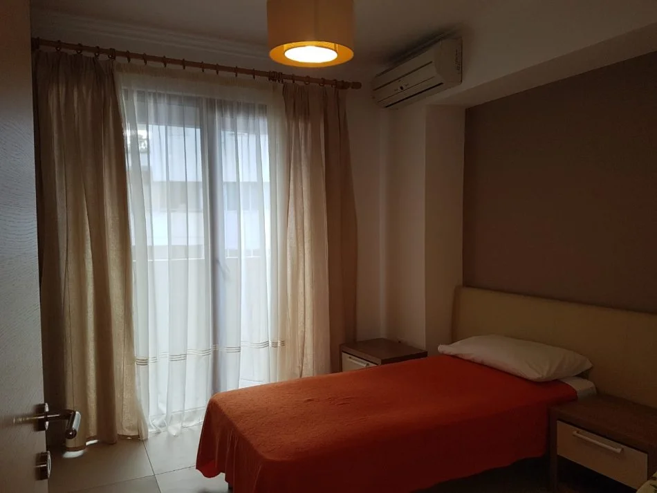 Tirane, jepet me qera apartament 2+1+Aneks+Ballkon Kati 4, 121 m² 850 € (Rruga e Bogdanve)