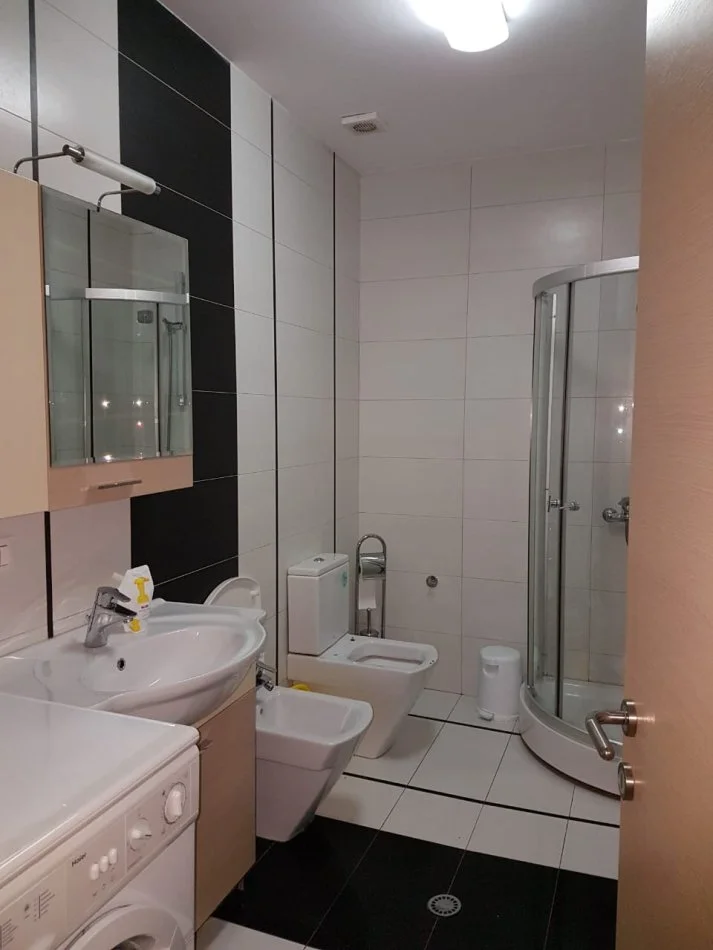 Tirane, jepet me qera apartament 2+1+Aneks+Ballkon Kati 4, 121 m² 850 € (Rruga e Bogdanve)