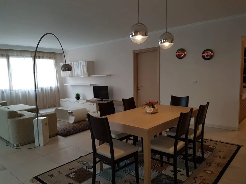 Tirane, jepet me qera apartament 2+1+Aneks+Ballkon Kati 4, 121 m² 850 € (Rruga e Bogdanve)