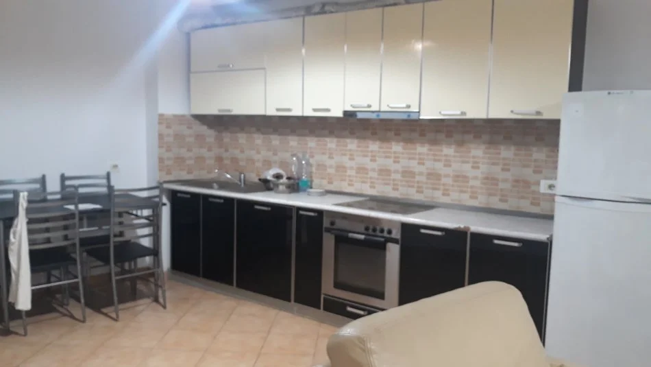Tirane, jepet me qera 1+1+Ballkon Kati 3, 60 m² 450 € (Asim Vokshi)