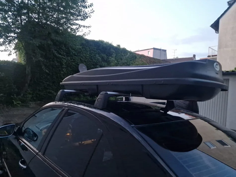 Tirane, shes Valixhe per Mercedes bashke me Traversa origjinale te mercedes , e zeze 300 €