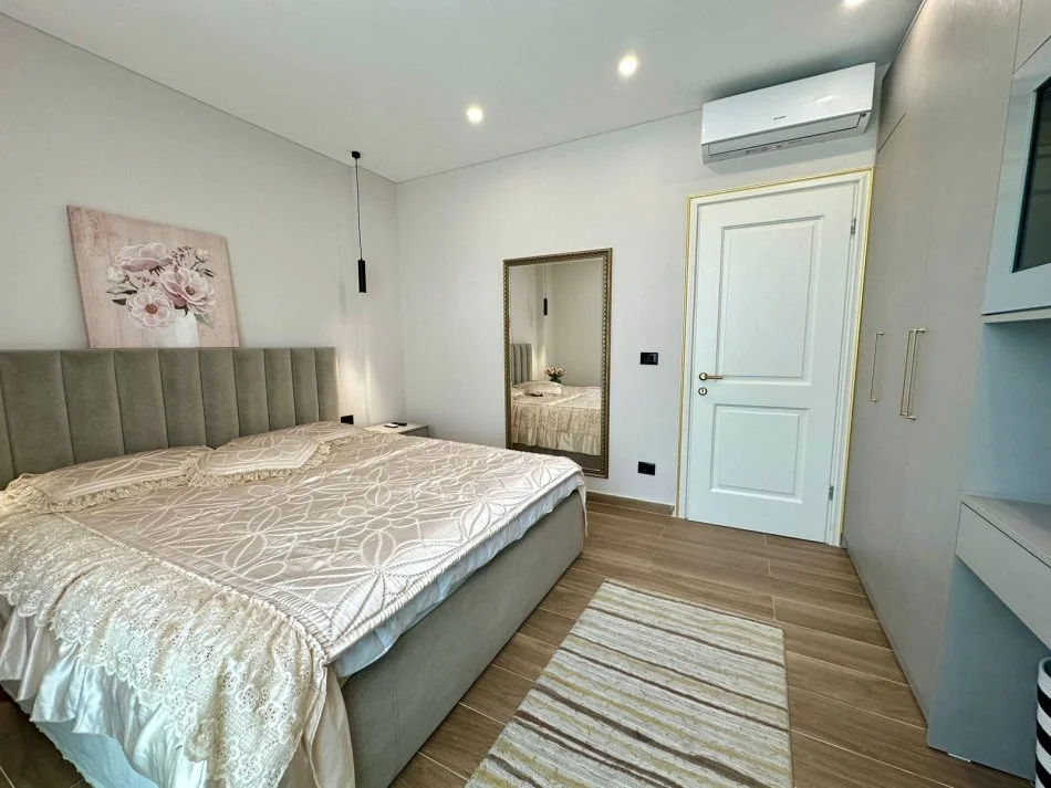 Tirane, shitet 1+1+Ballkon Kati 3, 180.000 € (TEG)