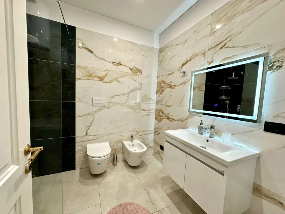 Tirane, shitet 1+1+Ballkon Kati 3, 180.000 € (TEG)