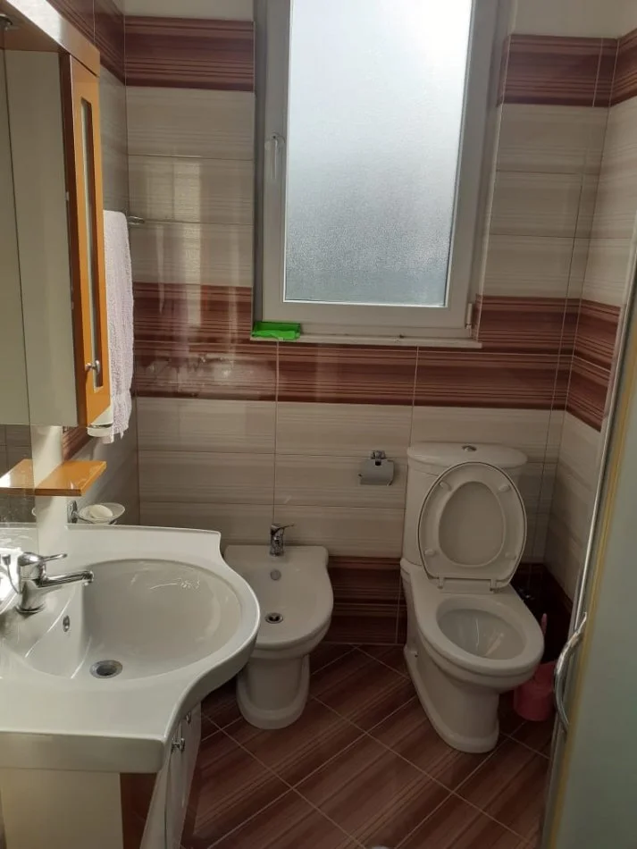 Tirane, jepet me qera Vile 3+1+Aneks+Ballkon Kati 2, 1 m² 1.000 € 