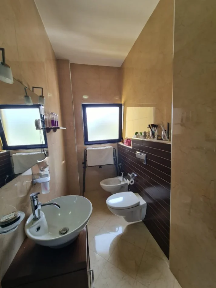 Tirane, jepet me qera 3+1 , 150 m² 1.400 € 