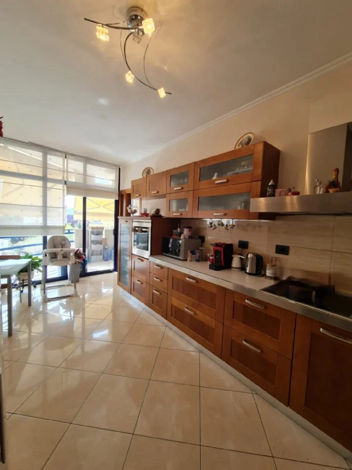 Tirane, jepet me qera 3+1 , 150 m² 1.400 € 