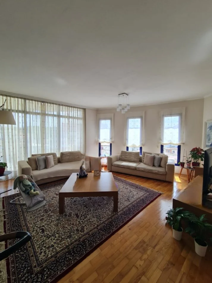 Tirane, jepet me qera 3+1 , 150 m² 1.400 € 