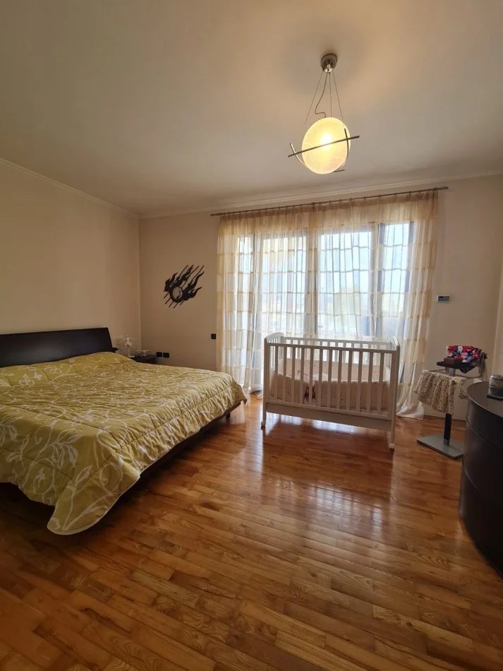 Tirane, jepet me qera 3+1 , 150 m² 1.400 € 