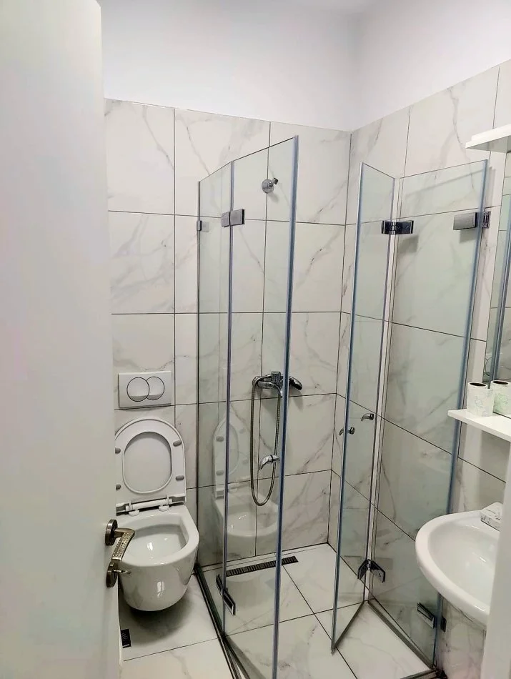 Tirane, jepet me qera apartament 2+1+Ballkon Kati 5, 98 m² 700 € (Hurry Fulz)