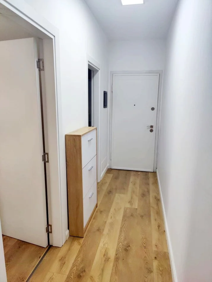Tirane, jepet me qera apartament 2+1+Ballkon Kati 5, 98 m² 700 € (Hurry Fulz)