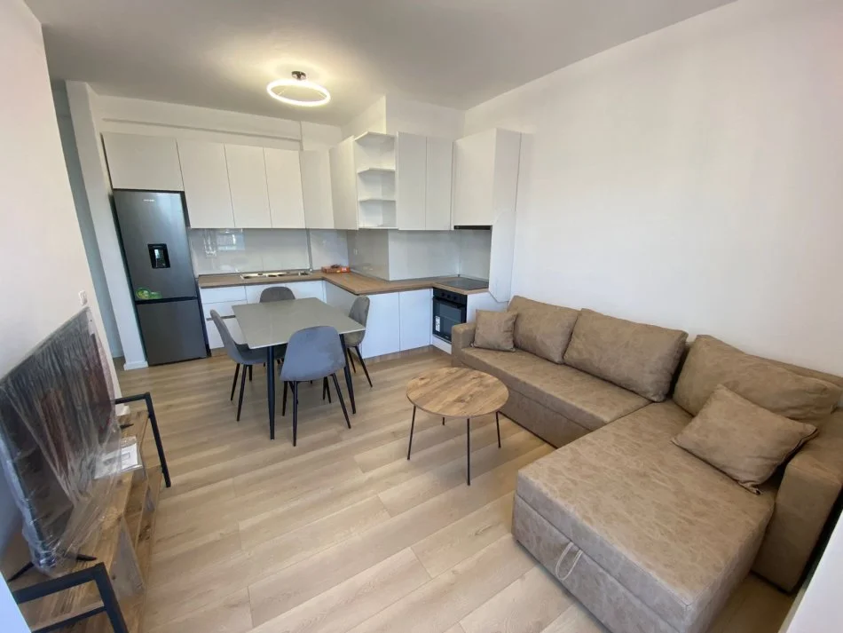 Tirane, jepet me qera apartament 2+1+Ballkon Kati 9, 85 m² 650 € (Ish Fusha e Aviacionit)