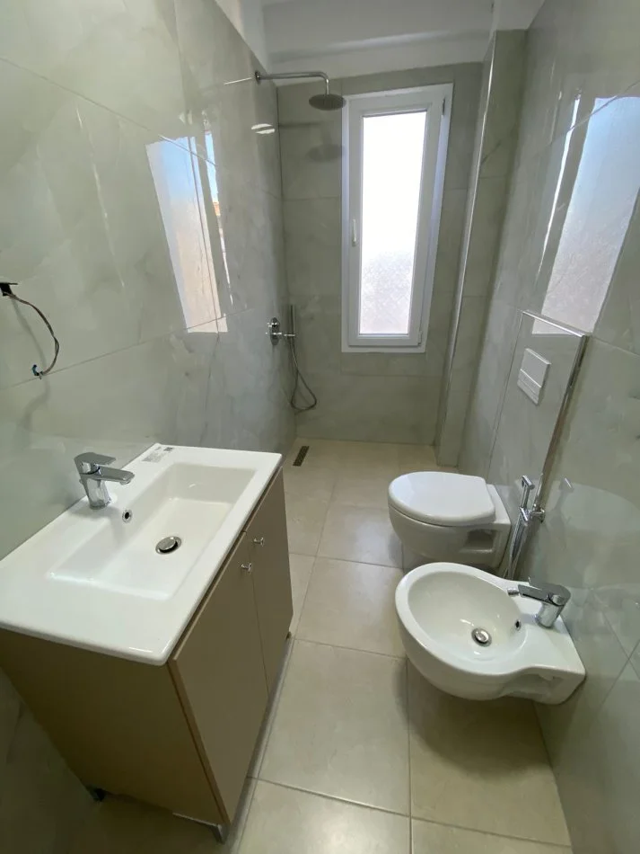 Tirane, jepet me qera apartament 2+1+Ballkon Kati 9, 85 m² 650 € (Ish Fusha e Aviacionit)