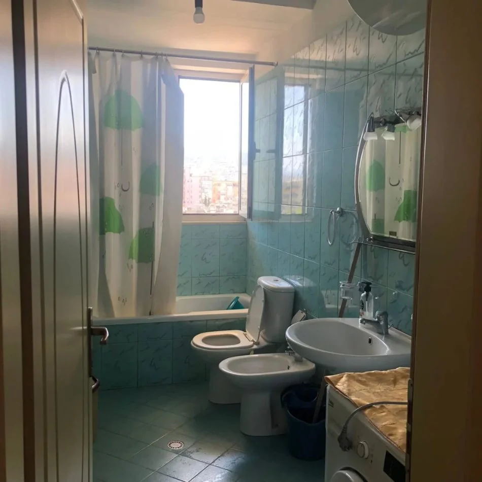 Tirane, jepet me qera apartament 2+1+Ballkon Kati 7, 108 m² 550 € (Rruga e Kavajes)