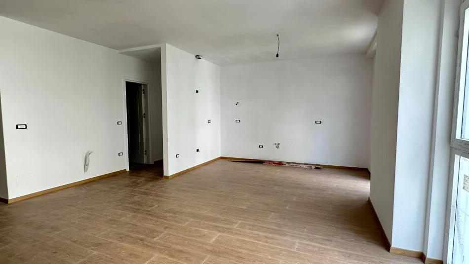 Tirane, jepet me qera zyre Kati 2, 119 m² 1.700 € (Rruga Faik Konica)
