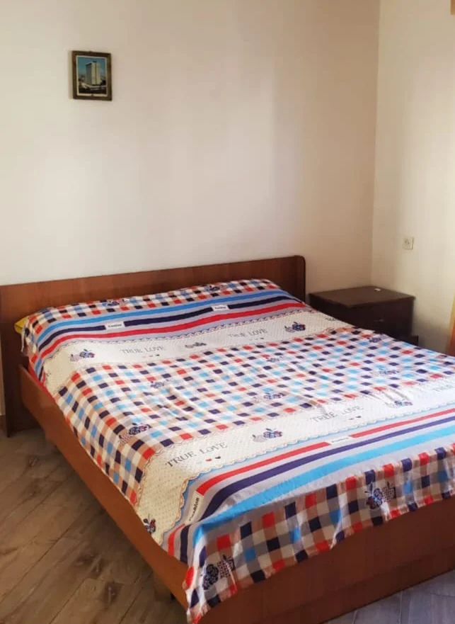 Tirane, jepet me qera apartament 1+1 Kati 4, 60 m² (Perball Delijorgjit)