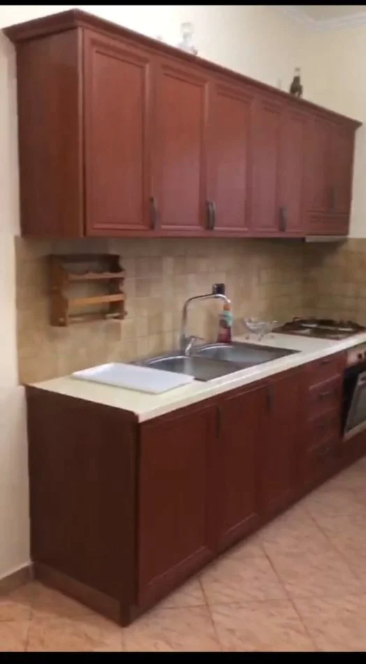 Tirane, jepet me qera apartament 1+1 Kati 1, 60 m² (Pran Shkolles Naim Frasheri,Ish Parku)