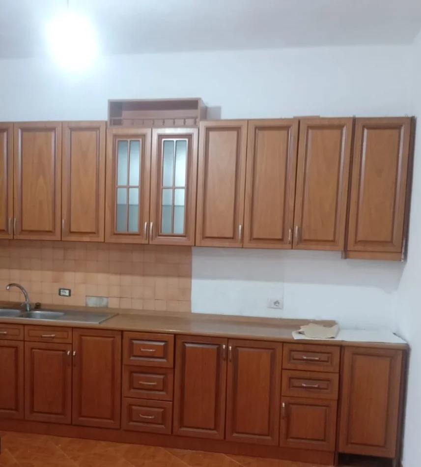 Tirane, jepet me qera apartament 2+1 Kati 5, 75 m² (200 m nga Diplomat 2,Irfan Tomini)