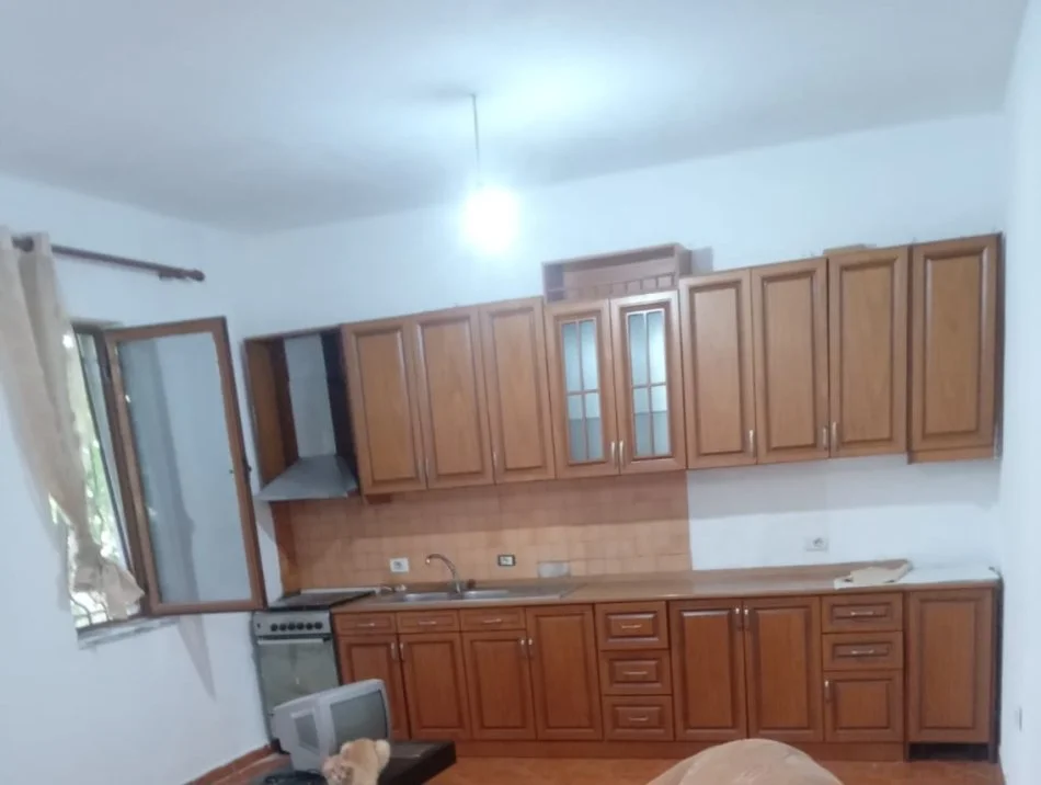 Tirane, jepet me qera Vile 1+1 Kati 1, 66 m² (Fundi Rruges Jordan Misja)