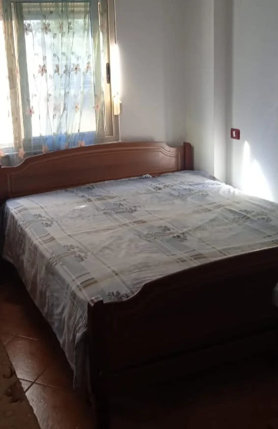 Tirane, jepet me qera Vile 1+1 Kati 2, 60 m² (200 m siper ish Tregut Ushqimor)