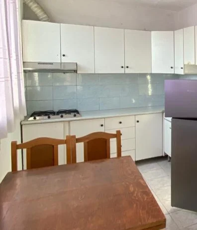 Tirane, jepet me qera Vile 1+1 Kati 1, 60 m² 320 € (Pran Medreses se Tiranes, Rruga Dibres)
