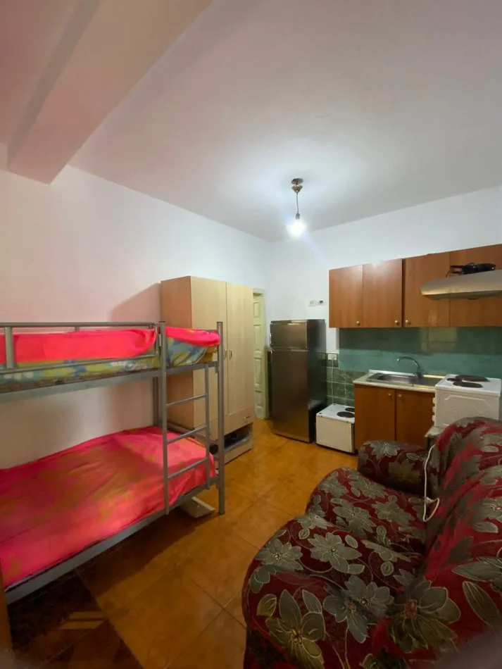 Tirane, jepet me qera garsonier 1+1 Kati 1, 30 m² (Pran Pallatit te Sporteve ,Zogu Zi)