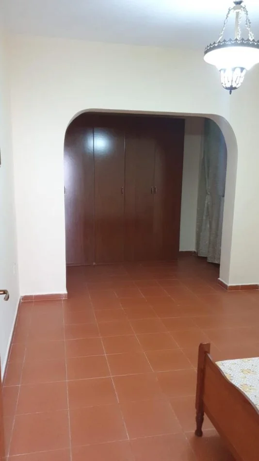 Tirane, jepet me qera Vile 1+1 Kati 1, 65 m² 400 € (Rruga e kavajes)