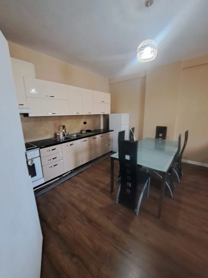 Tirane, jepet me qera 2+1 Kati 10, 430 €