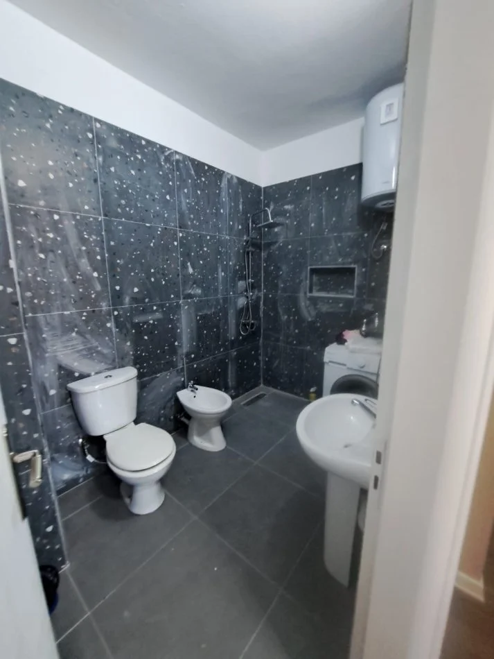 Tirane, jepet me qera 2+1 Kati 10, 430 €