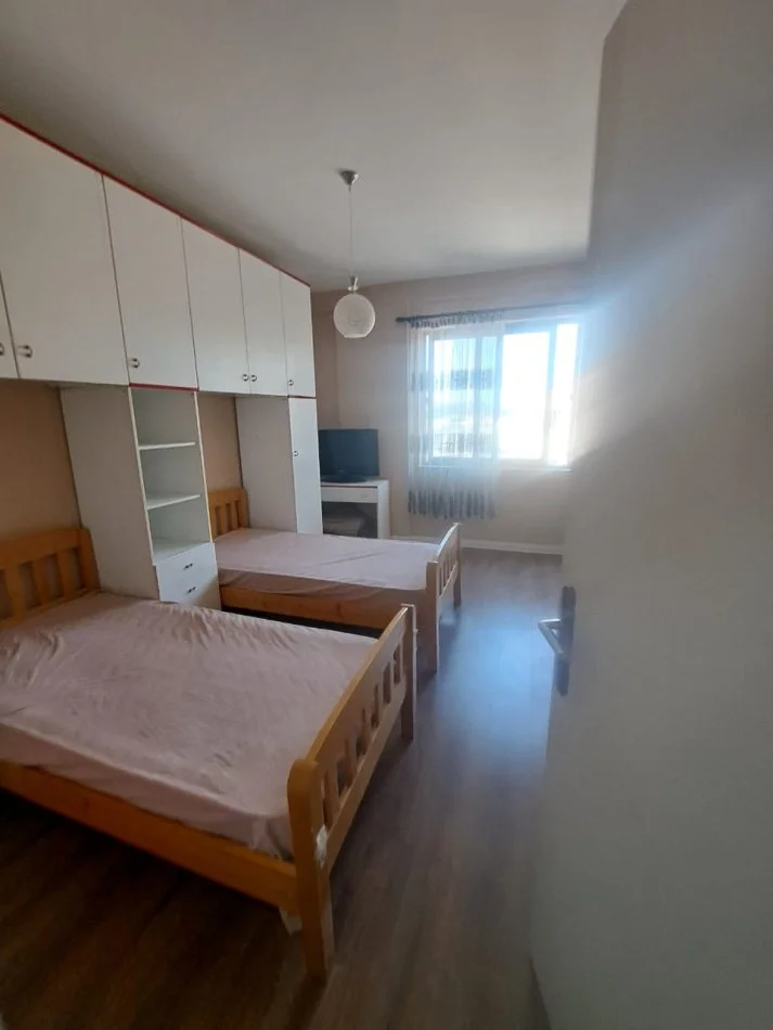 Tirane, jepet me qera 2+1 Kati 10, 430 €