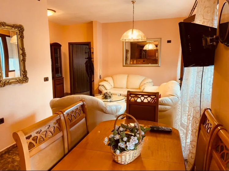 Tirane, jepet me qera apartament 1+1+Ballkon Kati 2, 70 m² 550 € (Garda)