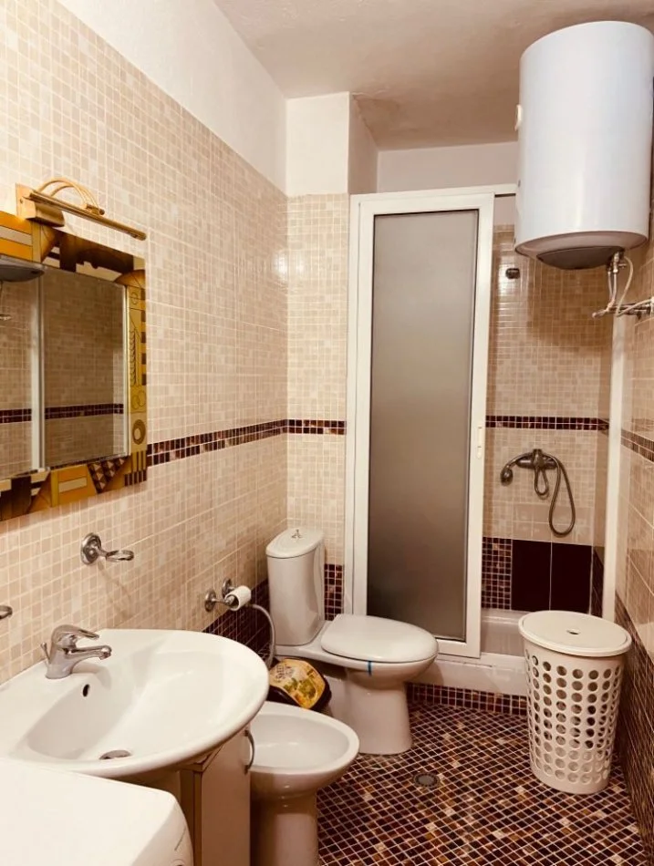 Tirane, jepet me qera apartament 1+1+Ballkon Kati 2, 70 m² 550 € (Garda)