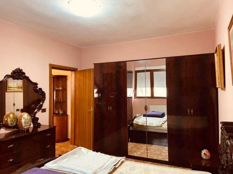 Tirane, jepet me qera apartament 1+1+Ballkon Kati 2, 70 m² 550 € (Garda)