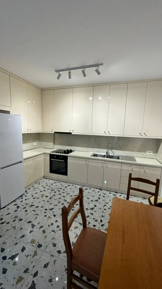Tirane, jepet me qera apartament 1+1 Kati 1, 300 € (Pran spar 1 Ne Fresk)