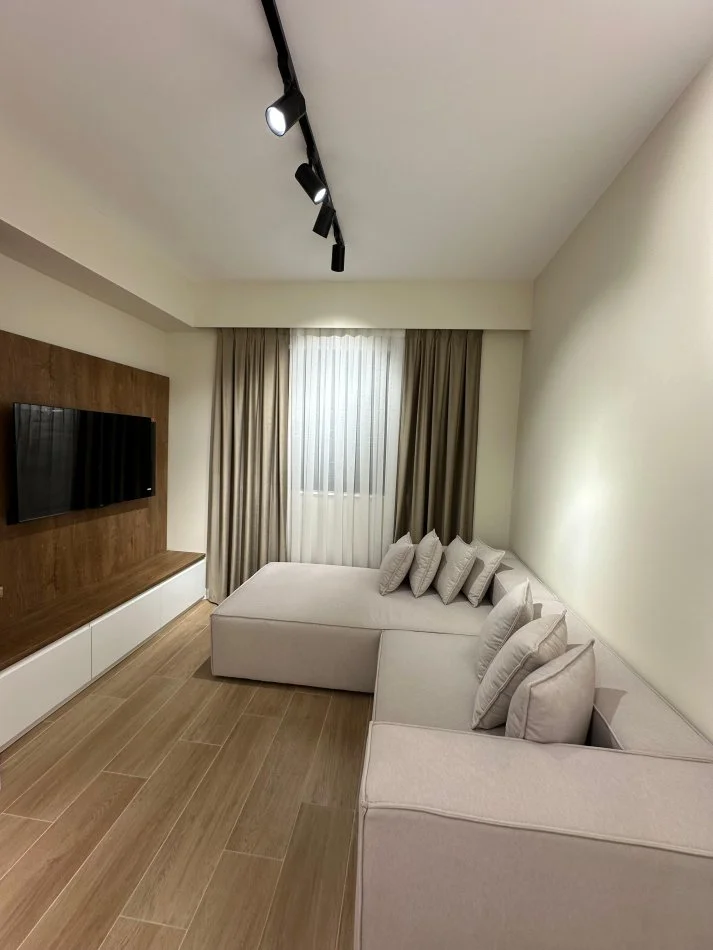 Tirane, jepet me qera apartament 1+1 Kati 5, 60 m² 800 € (Rr.Durrsit)