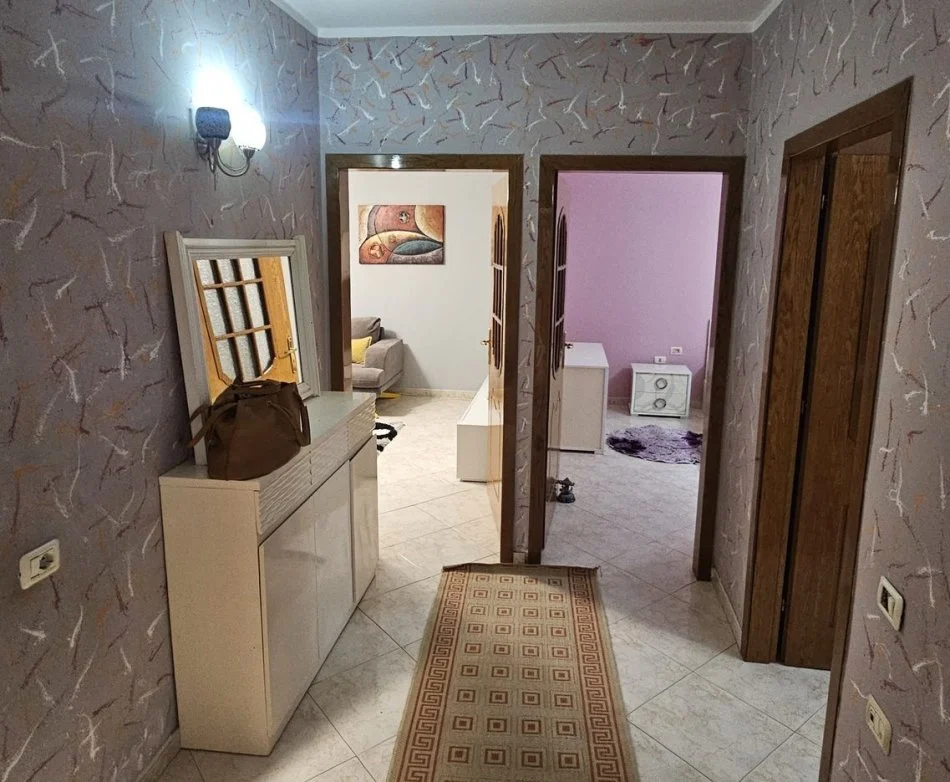 Tirane, shitet apartament 1+1 Kati 3, 