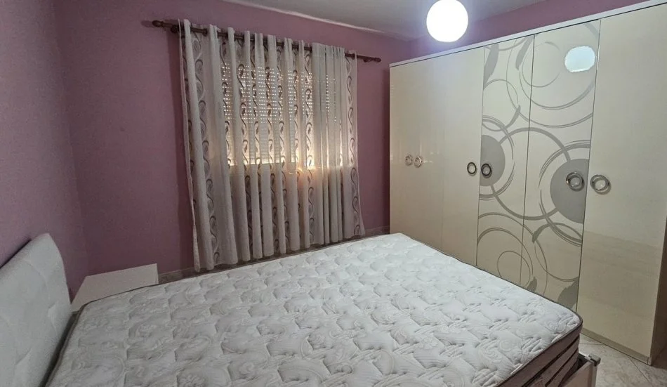 Tirane, shitet apartament 1+1 Kati 3, 