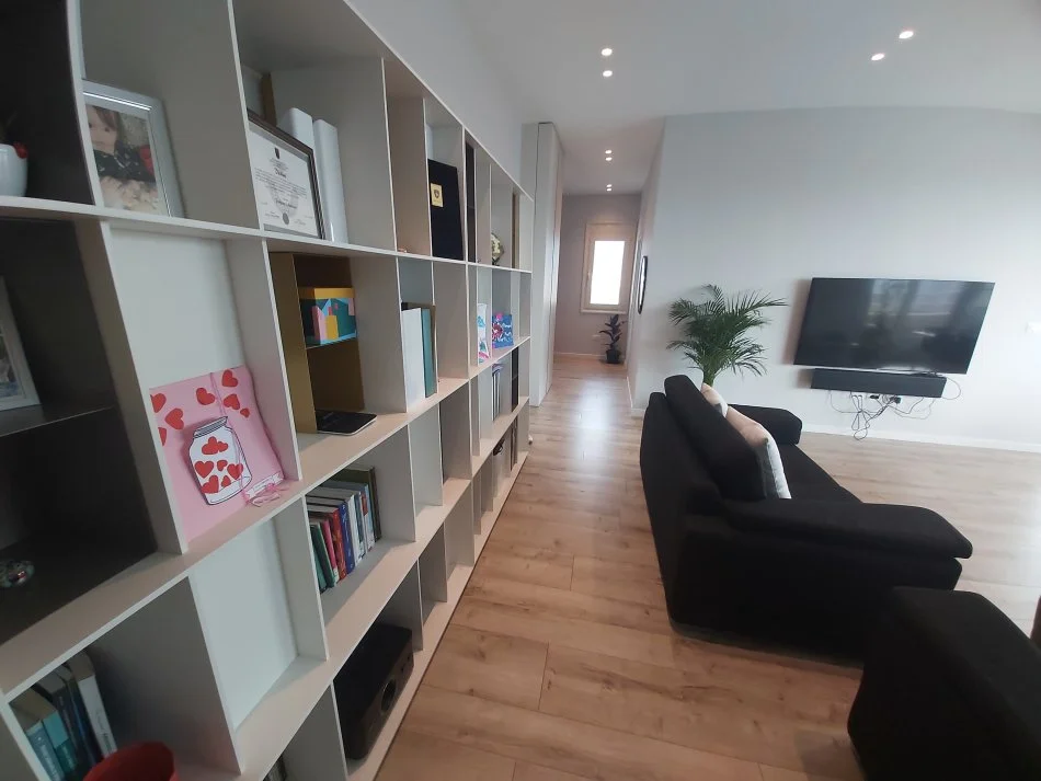 Tirane, jepet me qera apartament 2+1+Ballkon Kati 11, 137 m² 1.000 € (Selvia)