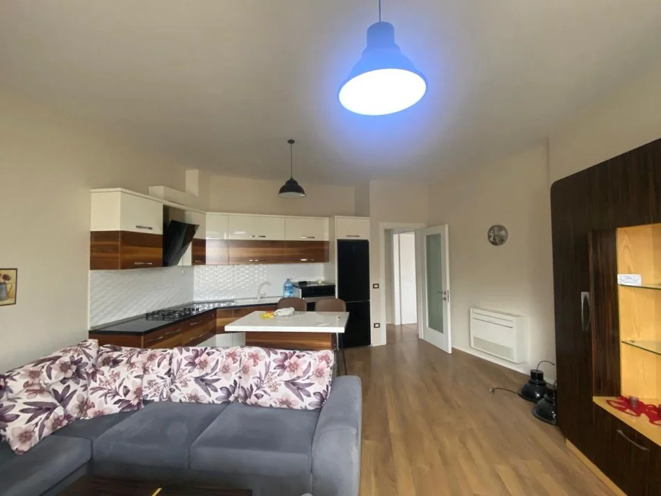 Tirane, jepet me qera 1+1 Kati 2, 65 m² 400 € 