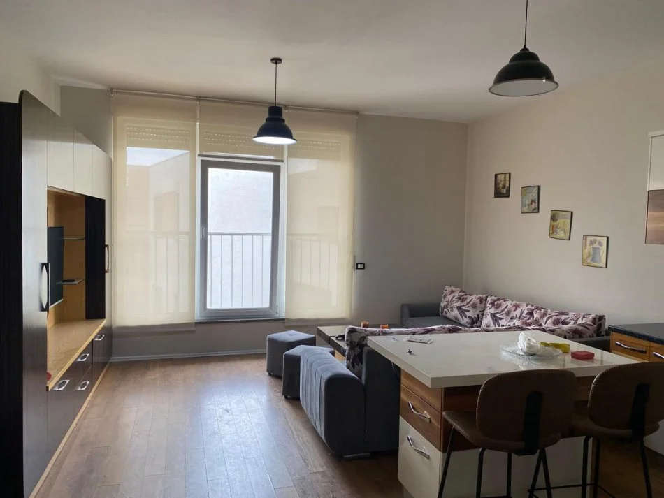 Tirane, jepet me qera 1+1 Kati 2, 65 m² 400 € 